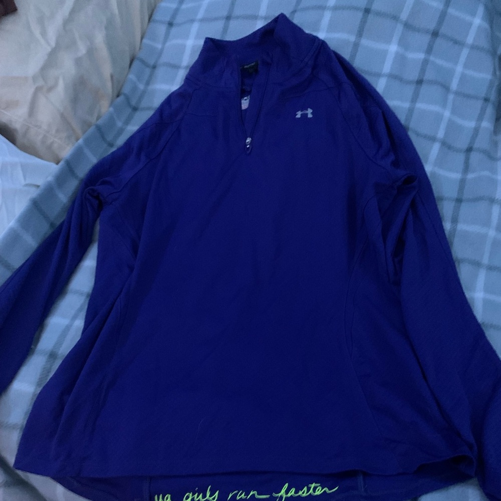 under armor long sleeve shirt with a pocket in the back